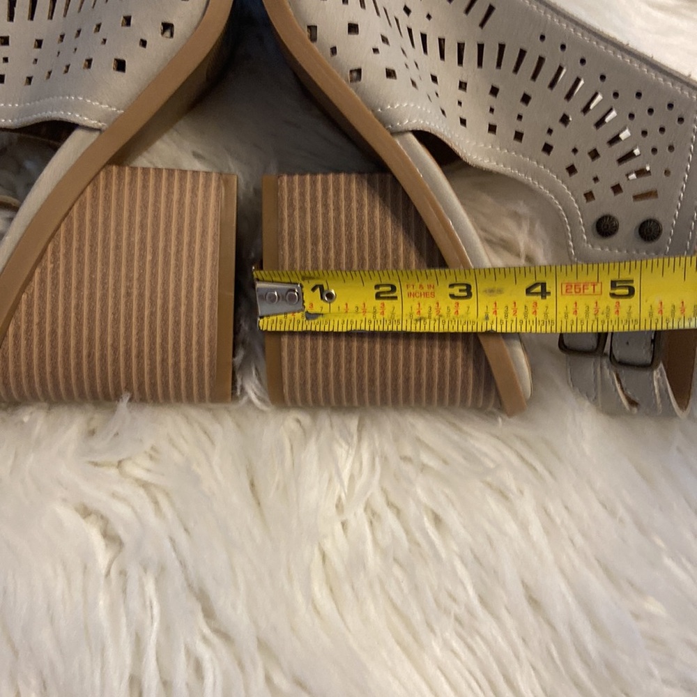 True Craft light gray Heels with Laser-Cut Design BNWOT size 9.5 see all photos - Picture 10 of 12